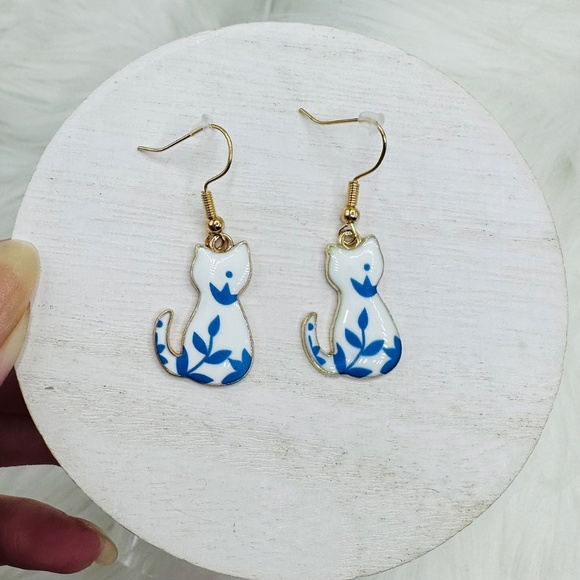 White Cat Enamel Earrings Blue Flower - Picture 2 of 4